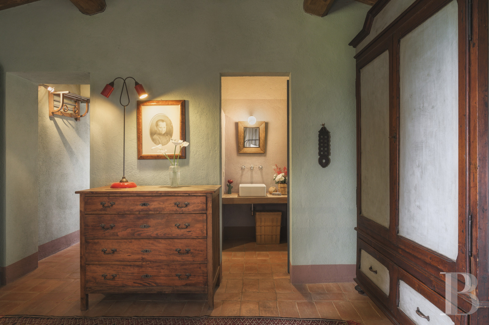 An old olive grove farmhouse restored to its former glory, overlooking the countryside in the Val d'Orcia in Tuscany - photo  n°19